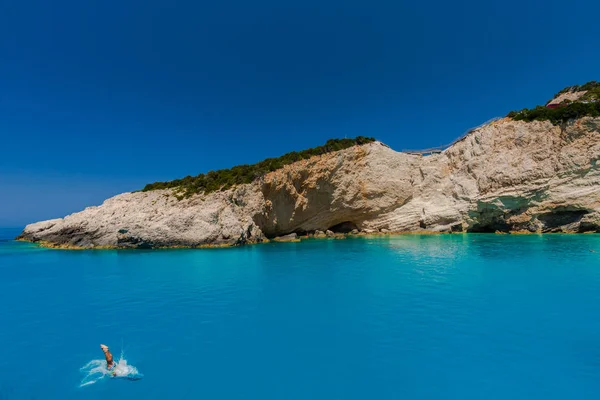 ギリシャのザキントス 2016年8月31日 海の澄んだ水を楽しむ観光客 — ストック写真