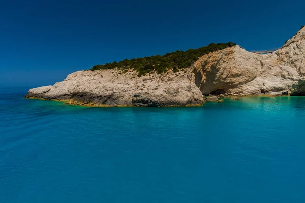 Γραφική Θέα Στο Βράχο Και Στη Μεσόγειο Θάλασσα Ελλάδα — Φωτογραφία Αρχείου