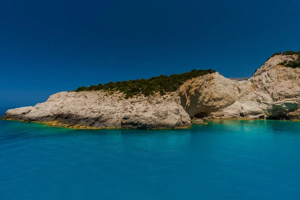 Γραφική Θέα Στο Βράχο Και Στη Μεσόγειο Θάλασσα Ελλάδα — Φωτογραφία Αρχείου