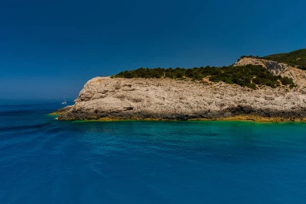 Γραφική Θέα Στο Βράχο Και Στη Μεσόγειο Θάλασσα Ελλάδα — Φωτογραφία Αρχείου