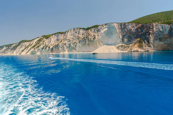 Yunanistan Turizm Lefkada Adası Kayalıklarla Yatay Mavi Tekne — Stok fotoğraf