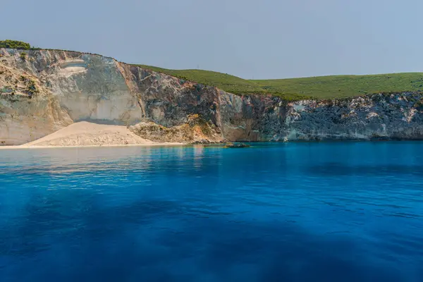 地中海和岩石的风景如画的海岸景观 — 图库照片