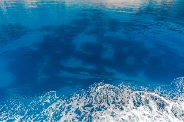 Erstaunliche Blaue Wasseroberfläche — Stockfoto