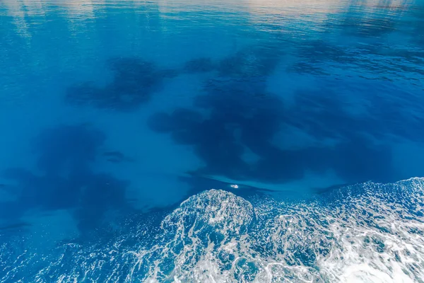 Erstaunliche Blaue Wasseroberfläche — Stockfoto