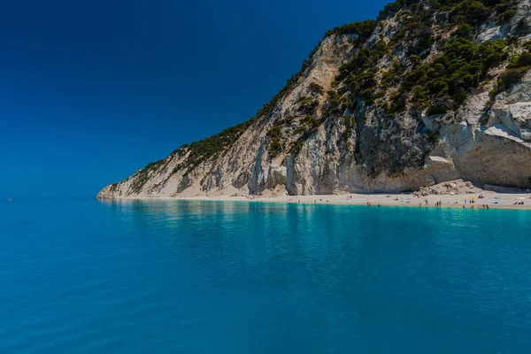 惊人的绿松石水在莱夫卡达岛 希腊度假村与山和桃子与人 — 图库照片