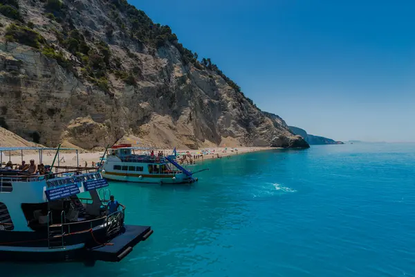 Zakynthos Grecja Sierpnia 2016 Turyści Cieszący Się Czystą Wodą Morską — Zdjęcie stockowe