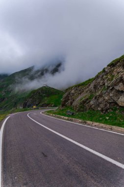 gri bulutlar dağlar tepe ve asfalt yol siste 