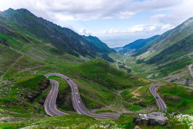Transfagarashan yolu, eğri yollar ve bulutlar ile yeşil çimen Dağları 
