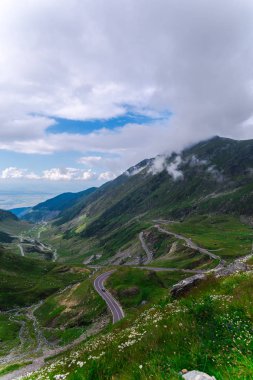 Transfagarashan yolu, eğri yollar ve bulutlar ile yeşil çimen Dağları 
