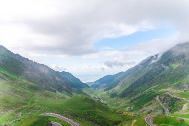 Transfagarashan yolu, eğri yollar ve bulutlar ile yeşil çimen Dağları 
