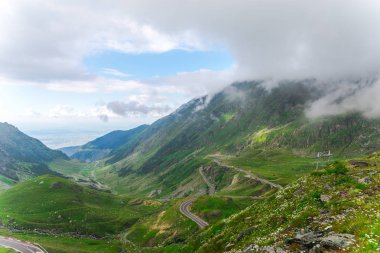 Transfagarashan yolu, eğri yollar ve bulutlar ile yeşil çimen Dağları 