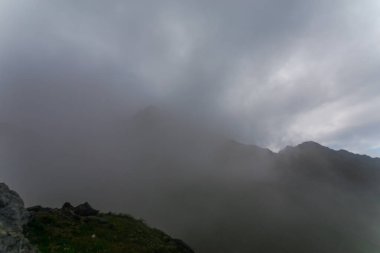 atmosfer gri bulutlar dağ tepe üzerinde 