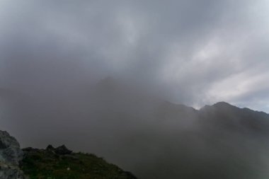 atmosfer gri bulutlar dağ tepe üzerinde 