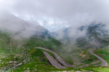 yollar ve bulutlar, Transfagarashan yolu ile yeşil çimen Dağları