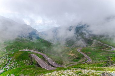 yollar ve bulutlar, Transfagarashan yolu ile yeşil çimen Dağları