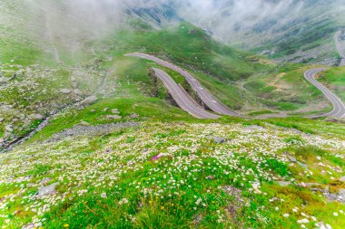 yollar ve bulutlar, Transfagarashan yolu ile yeşil çimen Dağları