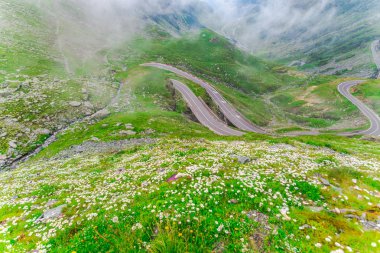 yollar ve bulutlar, Transfagarashan yolu ile yeşil çimen Dağları