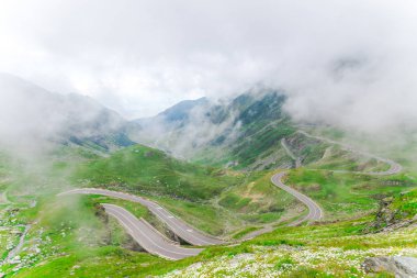yollar ve bulutlar, Transfagarashan yolu ile yeşil çimen Dağları