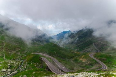 dağlar yollar ve bulutlar, Transfagarashan yolu ile