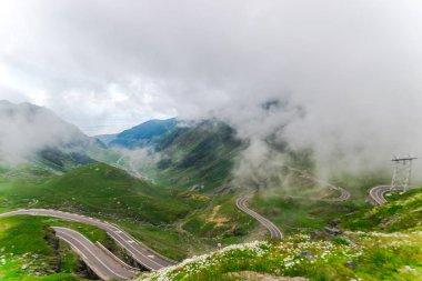 yollar ve bulutlar dağlar 