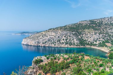 Kıyı görünümünü Akdeniz ve kayalar, Yunanistan.