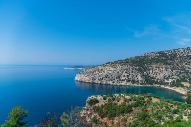 Kıyı görünümünü Akdeniz ve kayalar, Yunanistan.
