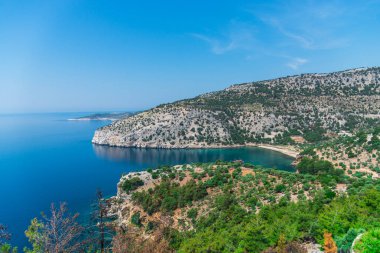 Kıyı görünümünü Akdeniz ve kayalar, Yunanistan.