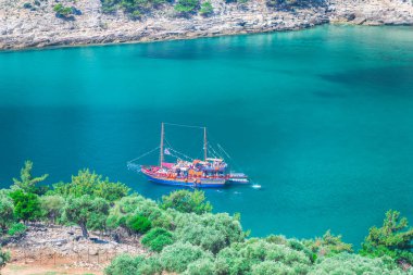 Kefalonia, Yunanistan - 11 Temmuz 2017: Fiskardo Körfezi'nde denizde tekne.