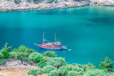 Kefalonia, Yunanistan - 11 Temmuz 2017: Fiskardo Körfezi'nde denizde tekne.
