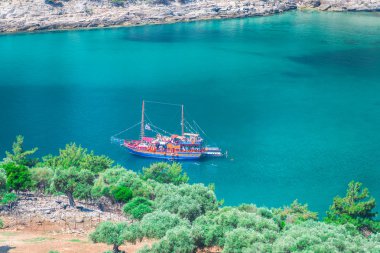 Kefalonia, Yunanistan - 11 Temmuz 2017: Fiskardo Körfezi'nde denizde tekne.