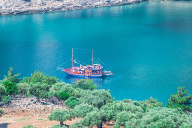 Kefalonia, Yunanistan - 11 Temmuz 2017: Fiskardo Körfezi'nde denizde tekne.