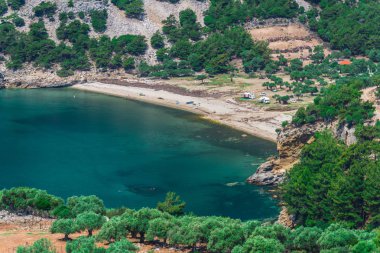 Kıyı görünümünü Akdeniz ve kayalar, Yunanistan.