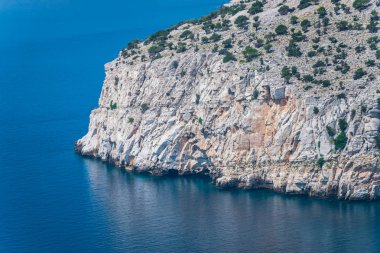 Kıyı görünümünü Akdeniz ve kayalar, Yunanistan.