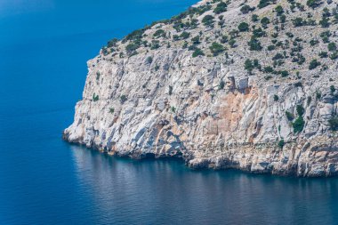 Kıyı görünümünü Akdeniz ve kayalar, Yunanistan.