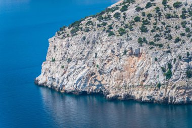 Kıyı görünümünü Akdeniz ve kayalar, Yunanistan.
