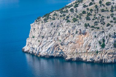 Kıyı görünümünü Akdeniz ve kayalar, Yunanistan.