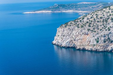 Kıyı görünümünü Akdeniz ve kayalar, Yunanistan.