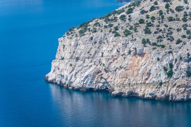 Kıyı görünümünü Akdeniz ve kayalar, Yunanistan.