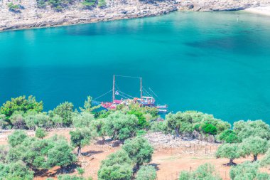 Kıyı görünümünü Akdeniz ve kayalar, Yunanistan.