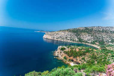mavi deniz suyu ve gökyüzü, ada manzara