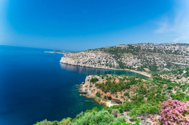 mavi deniz suyu ve gökyüzü, ada manzara