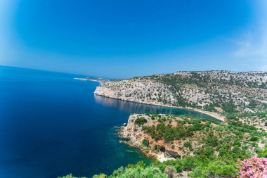 mavi deniz suyu ve gökyüzü, ada manzara
