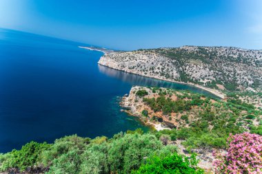 Kıyı görünümünü Akdeniz ve kayalar, Yunanistan.