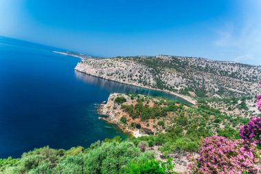 Kıyı görünümünü Akdeniz ve kayalar, Yunanistan.