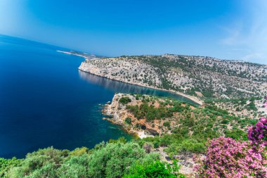 Kıyı görünümünü Akdeniz ve kayalar, Yunanistan.