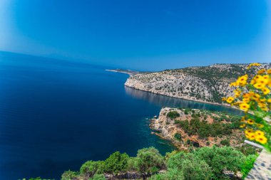 Kayalar ve mavi gökyüzü arka plan, Yunanistan Ege Denizi.