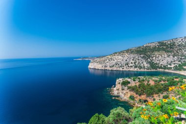 Thassos Island, Yunanistan sahil şeridi ve mavi deniz suyu 