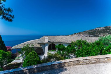 Thassos Island, Yunanistan sahil şeridine deniz evinde geleneksel villa 