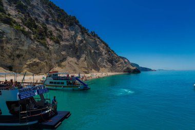 deniz suyu ile kumlu plaj rahatlatıcı insanlar tekne gezisi 