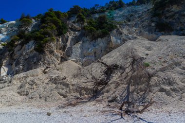 Plajda, doğal arka plan büyük uçurum.